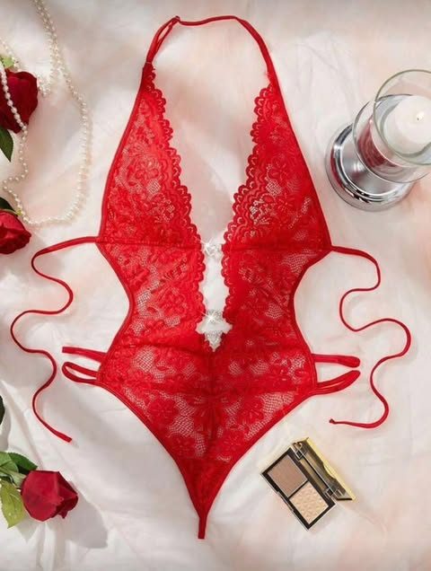 Body sexy en dentelle – Col ras-du-cou & strass cœur – Image 2